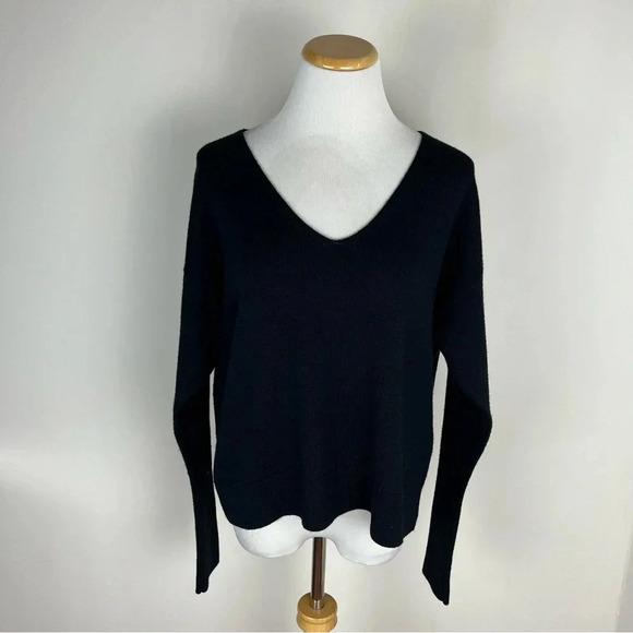 Aritizia Wilfred 100% Merino Wool V Neck Sweater Black Size L - Picture 1 of 4